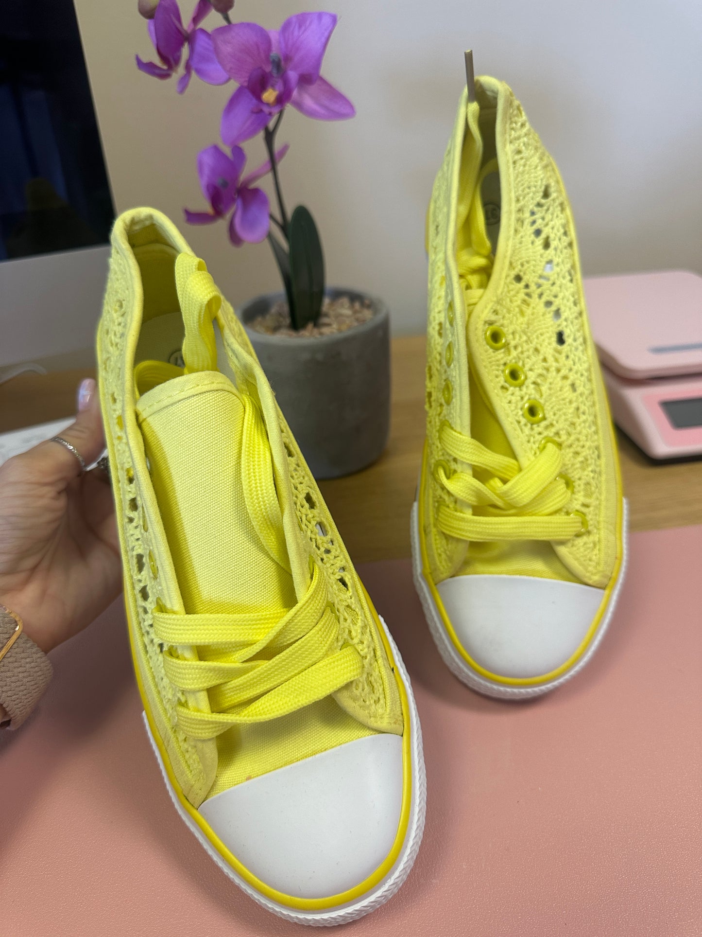Lace Pumps - Yellow